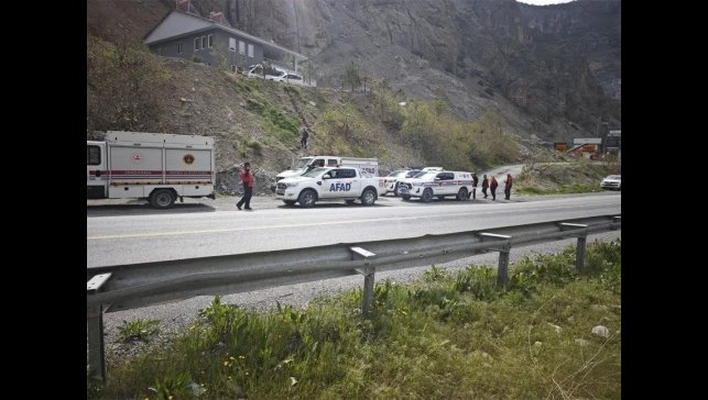 Zap Suyu'nun debisi yükselince mahsur kalan 4 kişi kurtarıldı