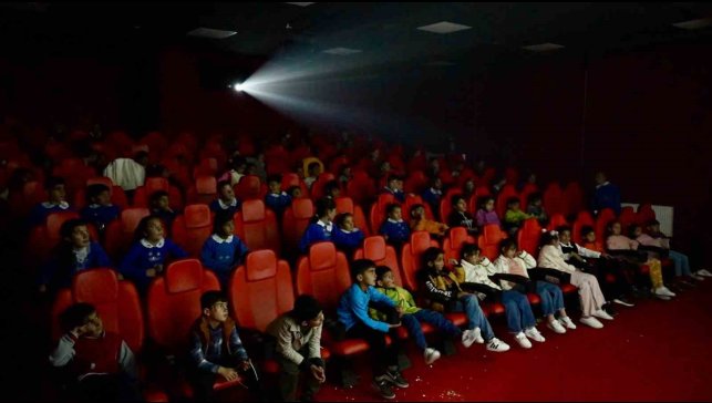Öğretmenin hayali gerçek oldu, öğrenciler ilk kez sinemayla tanıştı