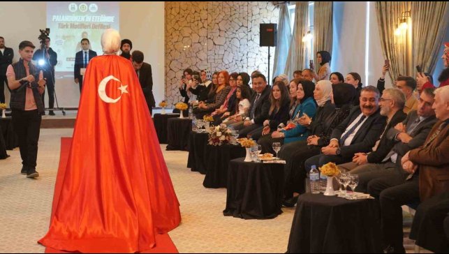 "Palandöken'in eteğinde Türk motifleri defilesi" büyük beğeni topladı