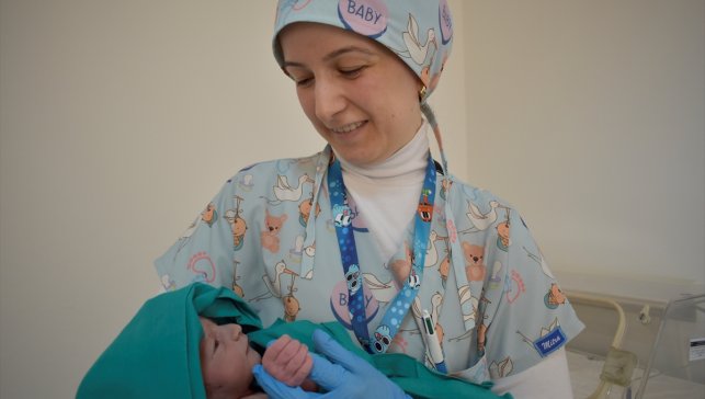 Kitaplardan etkilenerek ebe oldu, 14 yılda çok sayıda çiftin evlat sevincine şahitlik etti