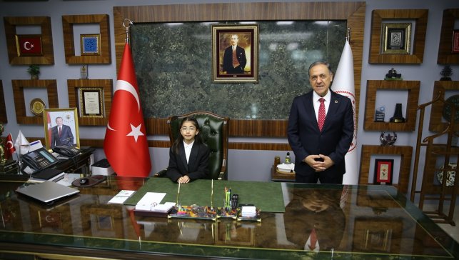 Bingöl Valisi Usta ve Belediye Başkanı Arıkan makam koltuklarını çocuklara devretti