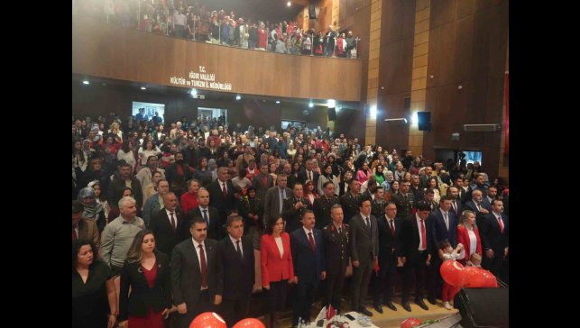 Iğdır'da yağışa rağmen aileler çocukları ile 23 Nisan kutlama programına akın etti