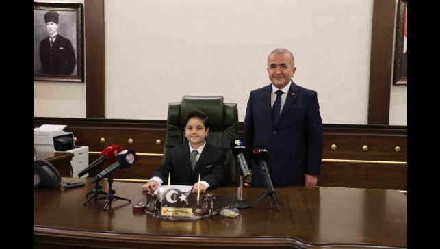 Vali koltuğuna oturan minik Mustafa'nın ilk talimatı emniyet müdürüne oldu