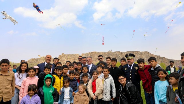 Van'da çocuklar uçurtmalarıyla gökyüzünü renklendirdi