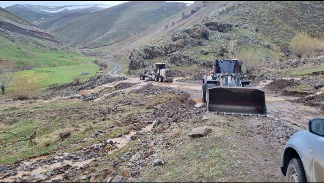 Iğdır'da sağanak yağış sonrası kapanan köy yolları açıldı