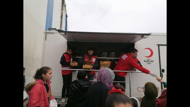 Tutak Kızılay temsilciliği çocukları unutmadı