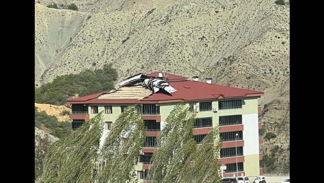 Tunceli'de etkili olan fırtına çatıları uçurdu