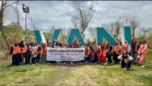 Türkiye'nin farklı üniversitesinden 50 kız öğrenci Van'ı geziyor