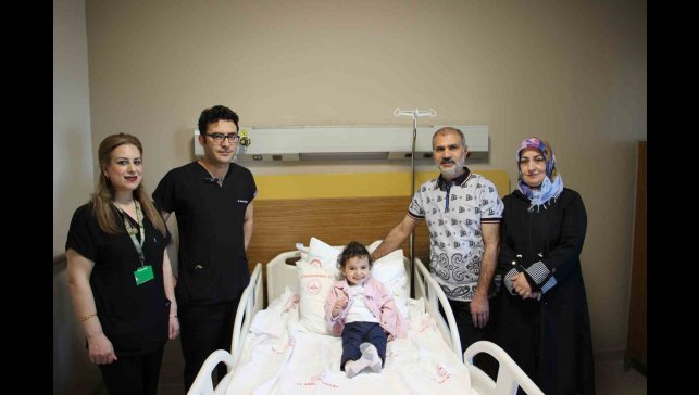 24 aylık bebekten 1.5 santimlik taş alındı: Süper mini PNL ile büyük başarı