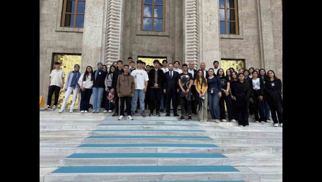 Vekil Koç, Ardahan'dan gelen öğrencilerle TBMM'de buluştu