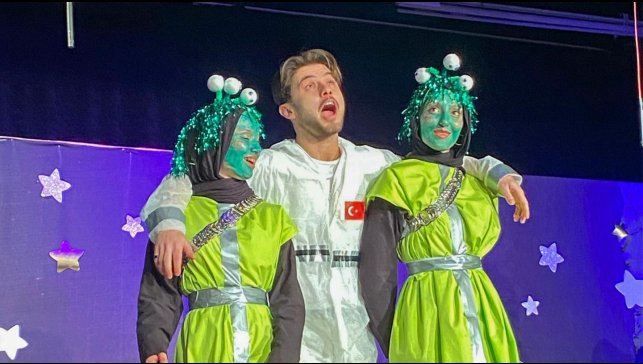 "Dünyanın Kalbi, Bir Uzay Macerası" adlı tiyatro oyunu sergilendi