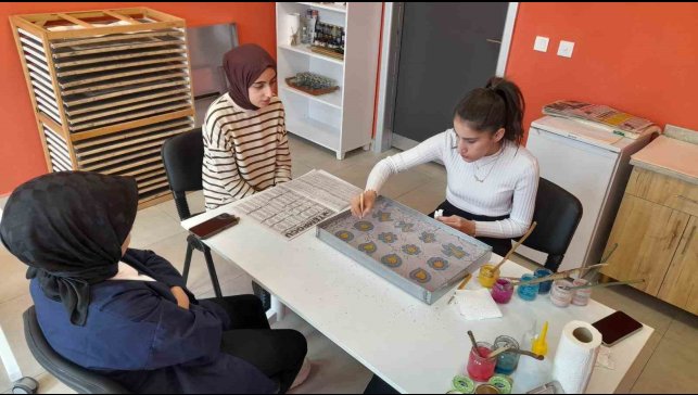 Gençlere "Ebru ve El Sanatları Kursu" düzenlendi