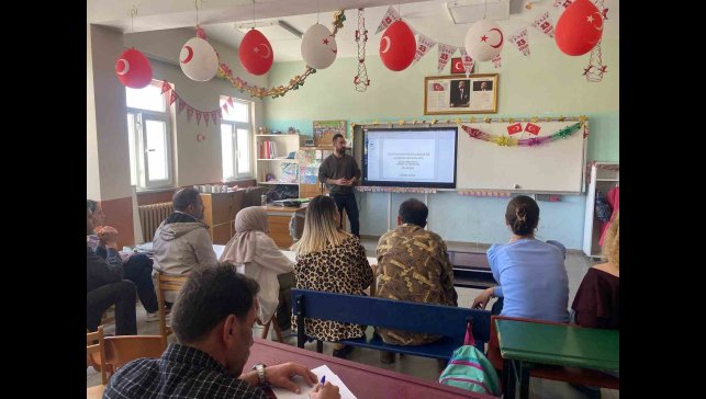 Diyadin'de öğretmenlere dil terapisi üzerine sunum yapıldı