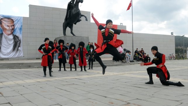 Sarıkamış'ta Geleneksel 23 Nisan Uçurtma Şenliği düzenlendi