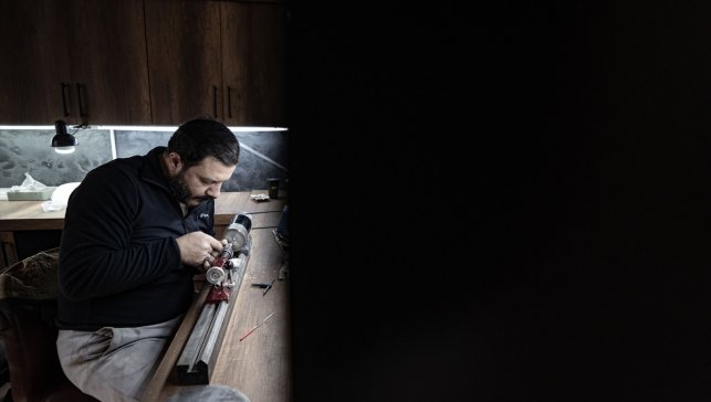 Erzurumlu nakkaş 2 ay boyunca günde 6 saat çalışarak koleksiyonluk tespih üretti