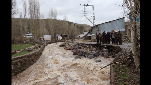 Dere taştı, köylüler panikte