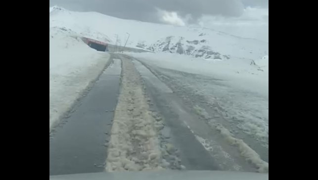 3 bin rakımlı Karabet Geçidi'nde kar yağışı