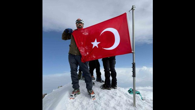 Elazığlı dağcı, karla kaplı Erciyes Dağı'nın zirvesine 13 saatte tırmandı