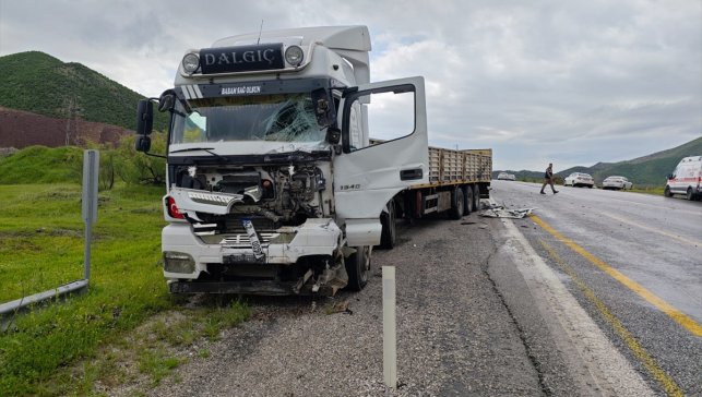 Bitlis'te tır ile minibüsün çarpıştığı kazada 1 kişi öldü, 2 kişi yaralandı