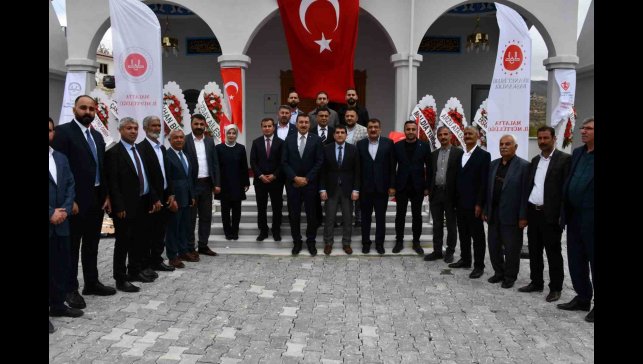 Levent Camii dualarla ibadete açıldı