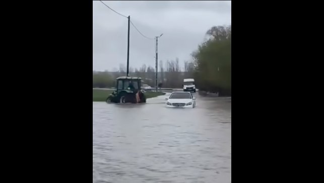 Tutak'ta yağmur köy yolunu göle çevirdi
