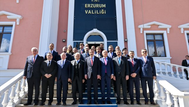 Cumhurbaşkanı Yardımcısı Yılmaz, Erzurum Valiliği'ni ziyaret etti