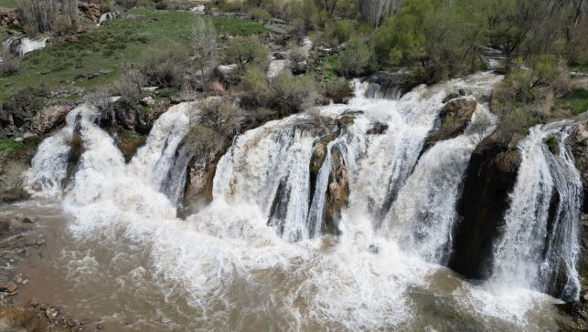 Yağışların etkisiyle daha coşkulu akan Muradiye Şelalesi ziyaretçilerini ağırlıyor