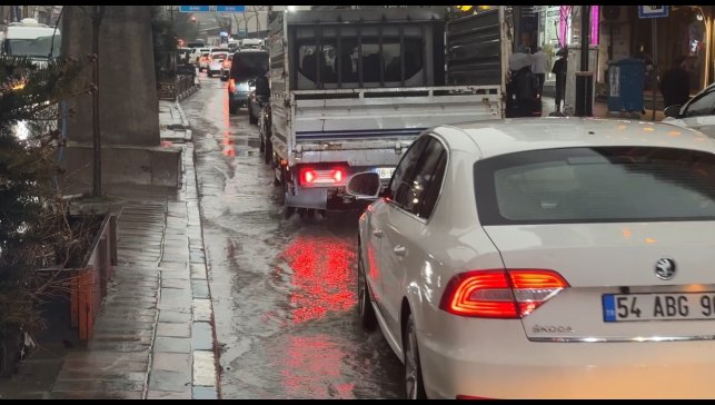 Yüksekova'da sağanak yağış etkili oldu