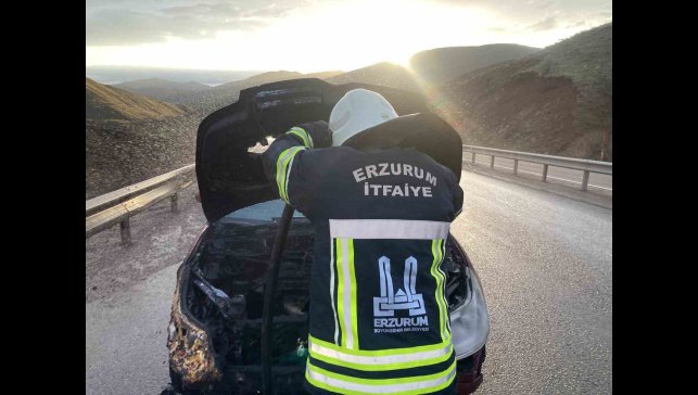 Seyir halindeki otomobil yandı