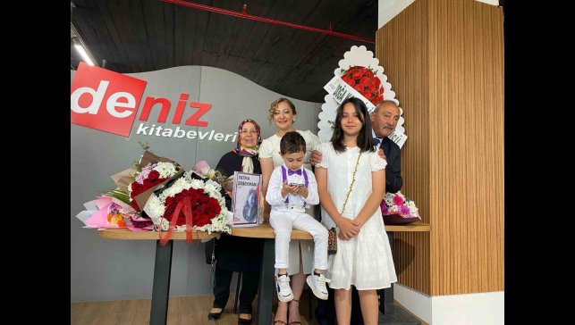 "İnsan Kendine Yabancı" şiir kitabının imza günü düzenlendi