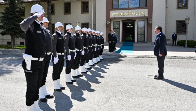 Cumhurbaşkanı Yardımcısı Yılmaz, Erzincan'da ziyaretlerde bulundu