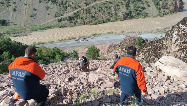 Hakkari'de kayalıkta mahsur kalan genç, ekiplerce kurtarıldı