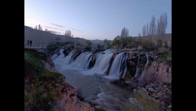 Muradiye Şelalesi coştu