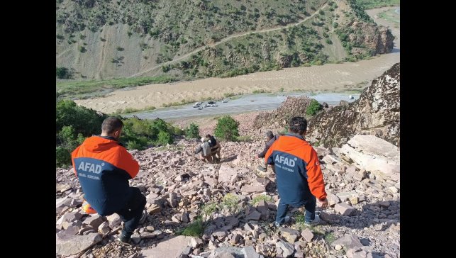 Hakkari'de dağda mahsur kalan genç, AFAD tarafından kurtarıldı