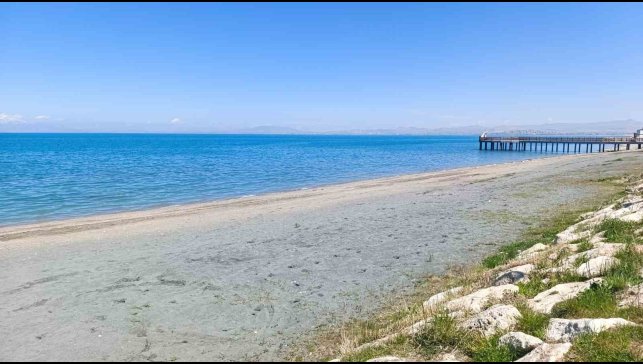 Nisan yağmurları yeterli olmadı: Van Gölü'nde çekilme sürüyor