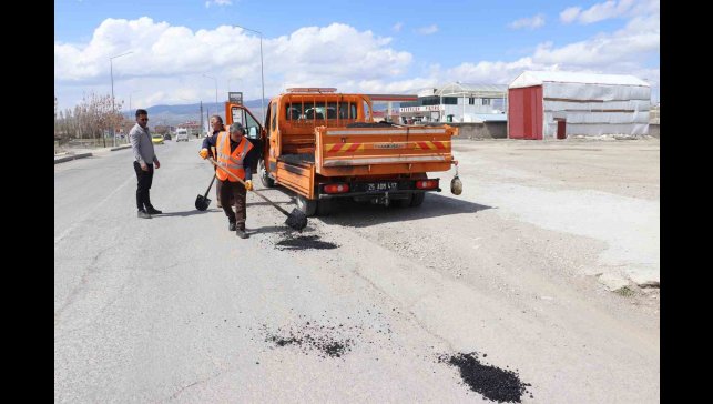 Diyadin'de karayollarında yama çalışması