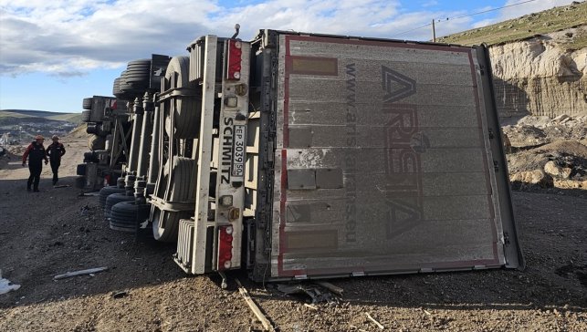 Ardahan'da devrilen tırın sürücüsü yaralandı