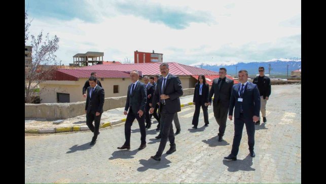 Vali Çelik sağlık çalışanlarını dinledi