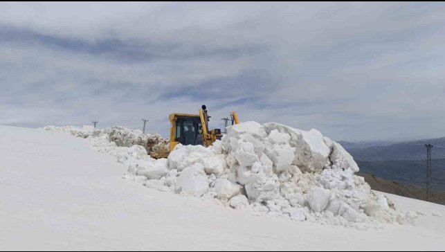 Hakkari'de karla mücadele çalışması sürüyor
