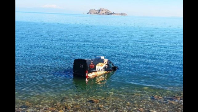 Börek firmasının aracı Van Gölü'ne uçtu: 1 yaralı