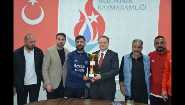 Lig şampiyonu Kopspor, kupasını Kaymakam Koşansu'ya takdim etti