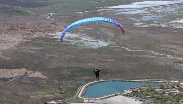 Erzincan'da yamaç paraşütü tutkunları, önce VR gözlükle sanal sonra gerçek uçuşla stres atıyor