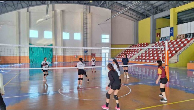 Bulanık'ta voleybol antrenmanlarına yoğun ilgi