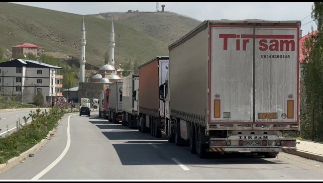 Türkiye-İran sınırında 2 kilometrelik tır kuyruğu