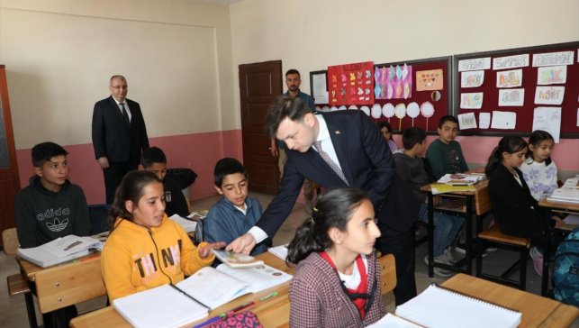 Başkale Kaymakamı Erdoğan, okulları ziyaret etti