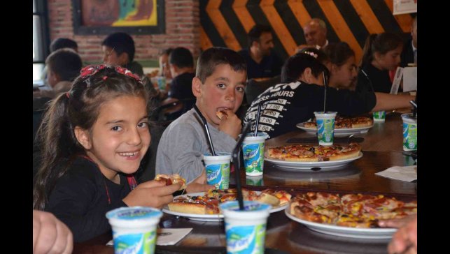 Bulanık'ta köy çocuklarına pizza ikramı