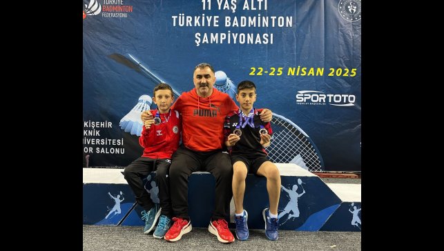 Erzincan'ın minik badmintoncuları 3 madalyanın sahibi