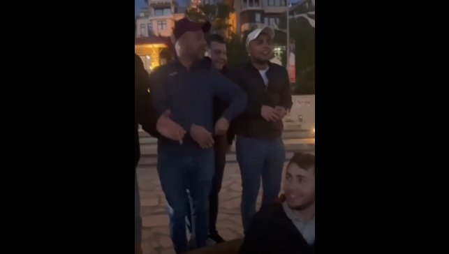 Elazığsporlu taraftarlar Kız Kulesine karşı "Kar mı Yağmış Şu Harput'un Başına" türküsünü söyledi