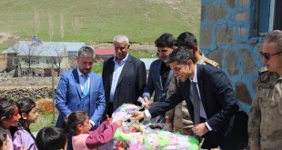 Köy okulu çocuklarının hayalini gerçekleştiren öğretmen vedasını unutulmaz kıldı