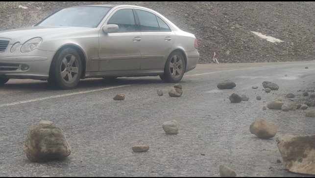 Van'da kara yoluna düşen taşlar tehlike oluşturuyor